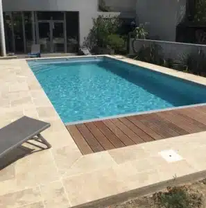 margelles en bois autour d'une piscine